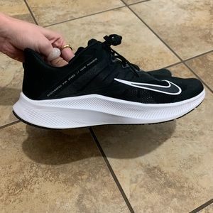 Nike Quest 3 Sneakers